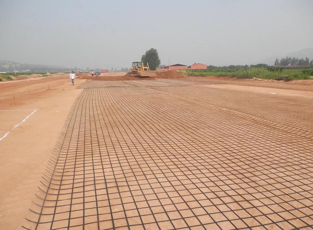 鋼塑土工格柵施工全攻略 從材料特性到精細(xì)化鋪設(shè)